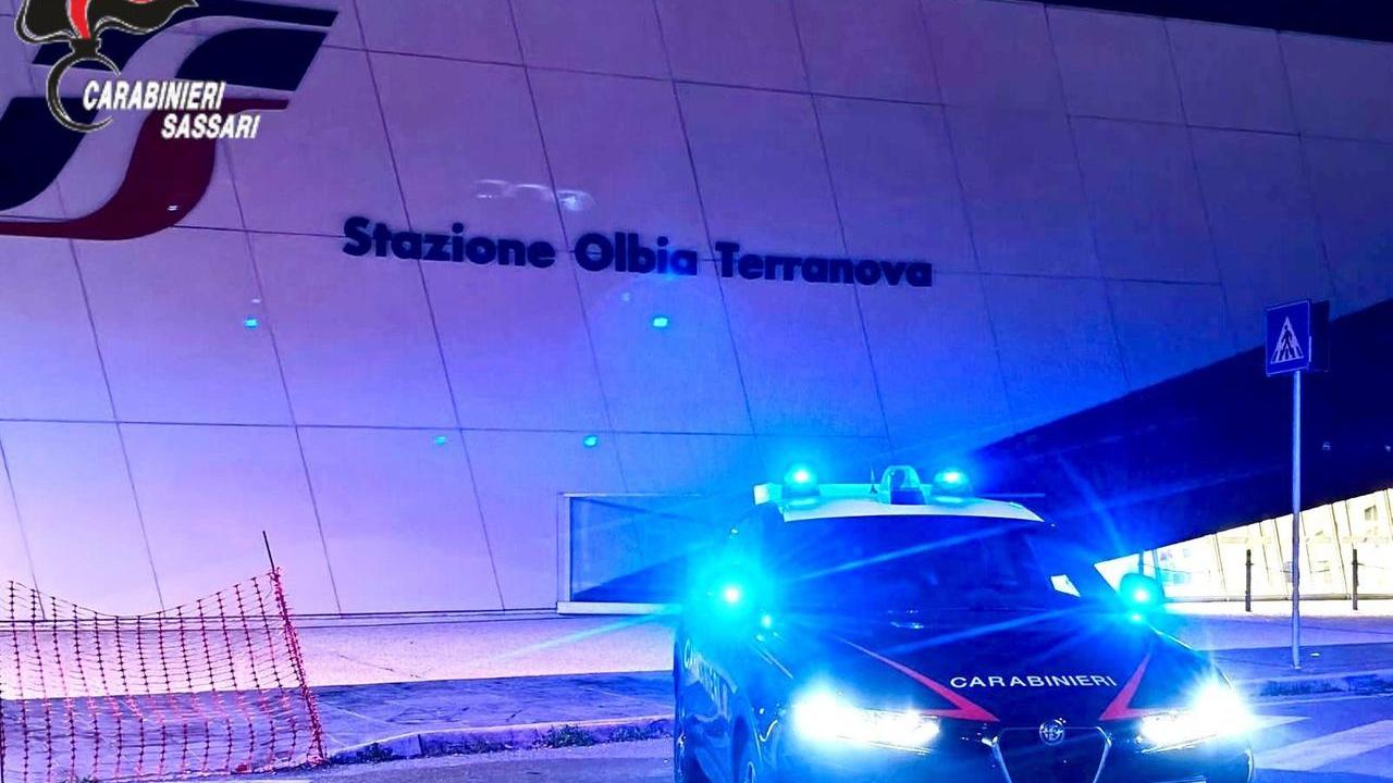 Cerca di aggredire i carabinieri con una spranga in ferro: arrestato