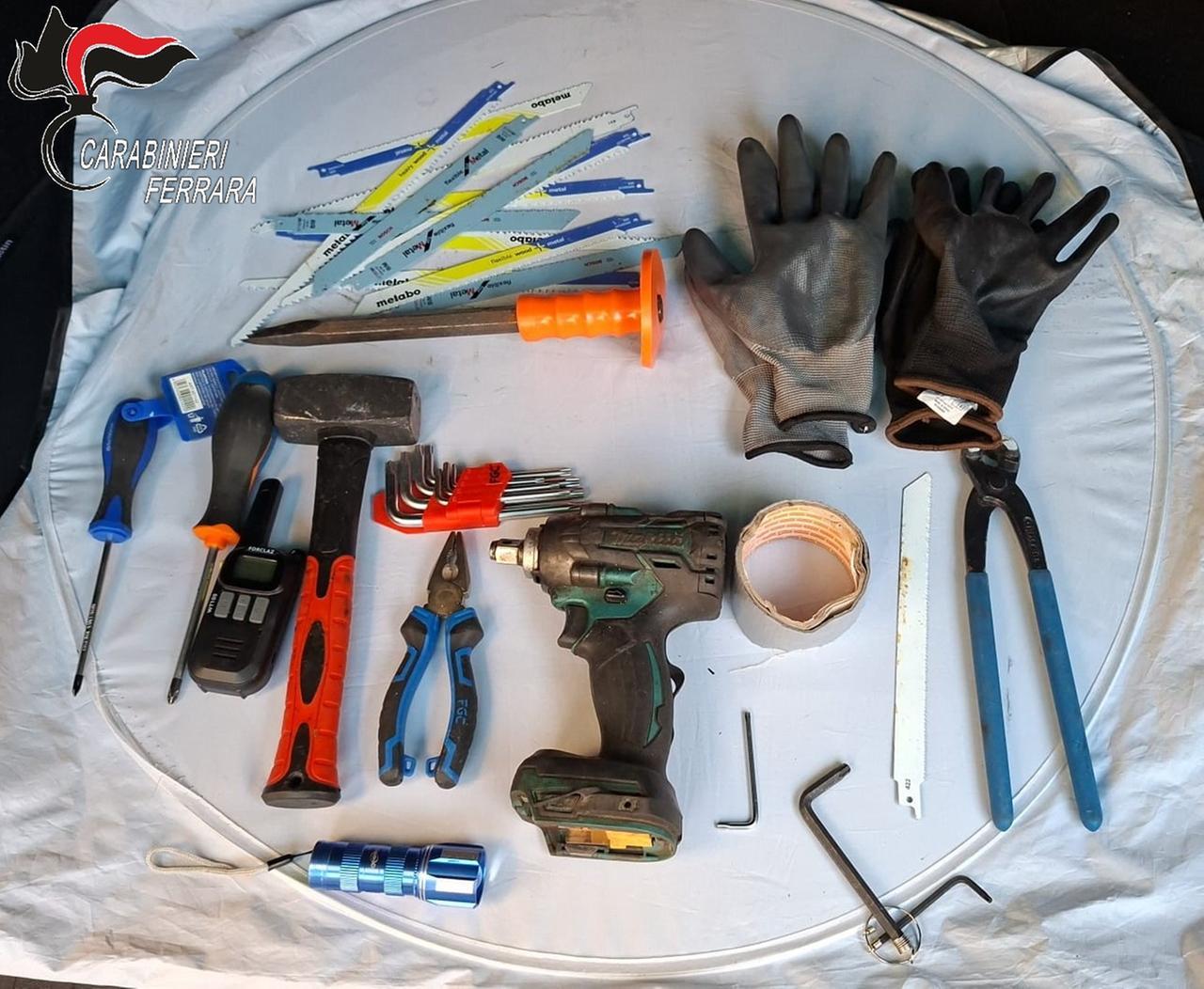 Lido Scacchi, “perlustra” la zona con arnesi da scasso: 33enne denunciato