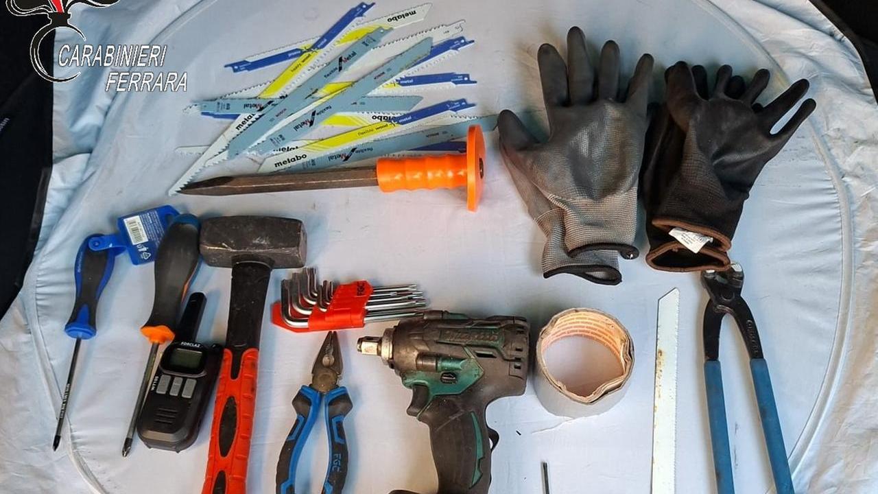 Lido Scacchi, “perlustra” la zona con arnesi da scasso: 33enne denunciato