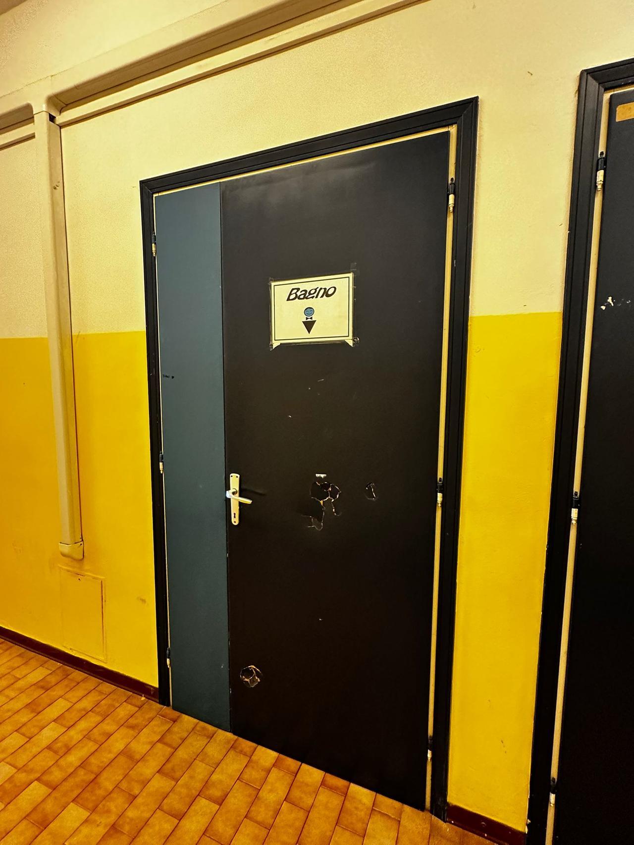 Follonica, studenti “bloccati” a scuola con i bagni chiusi per ore – Cosa è successo