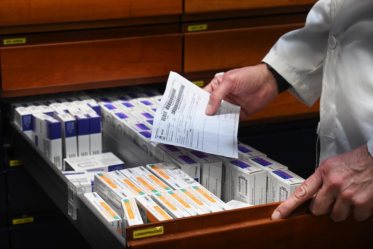 In Italia usiamo sempre più farmaci: 1,9 dosi al giorno per ogni cittadino. Ecco quanto spendiamo