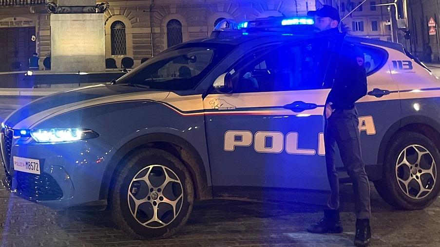 Perseguita la ex, un compagno di scuola e sua madre: scatta il braccialetto elettronico per un 22enne