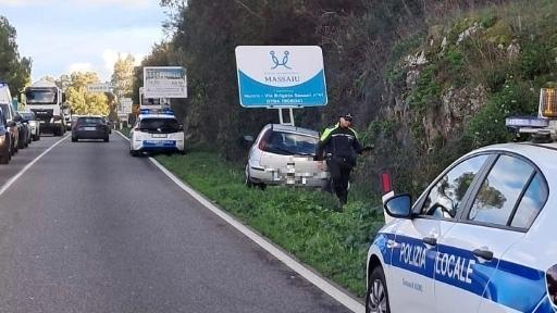 Nuoro, perde il controllo dell’auto e finisce su un cartello stradale