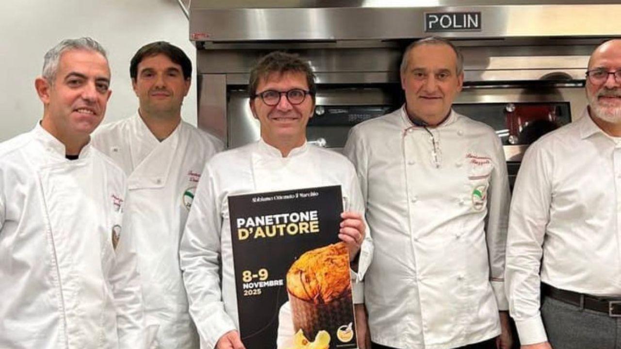 
	Al centro con il manifesto dell&rsquo;iniziativa Daniele Gherardini

