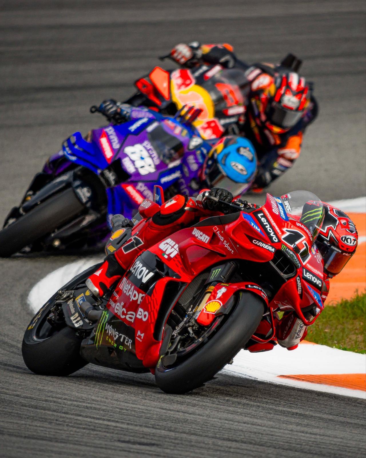 Secondo sigillo iridato di Bulega al Gran Premio di Valencia: «Comincio ad avere feeling con la moto»