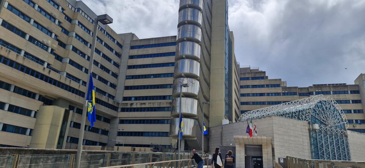 Sale sul tetto di casa per ripararlo e cade: muore dopo due giorni di agonia