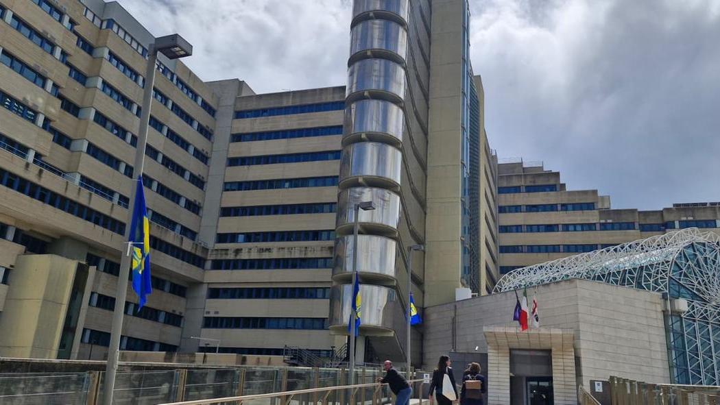 Sale sul tetto di casa per ripararlo e cade: muore dopo due giorni di agonia