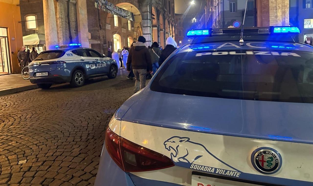 Punta il coltello contro due giovani nelle vie del centro per rapinarli: 17enne tunisino arrestato