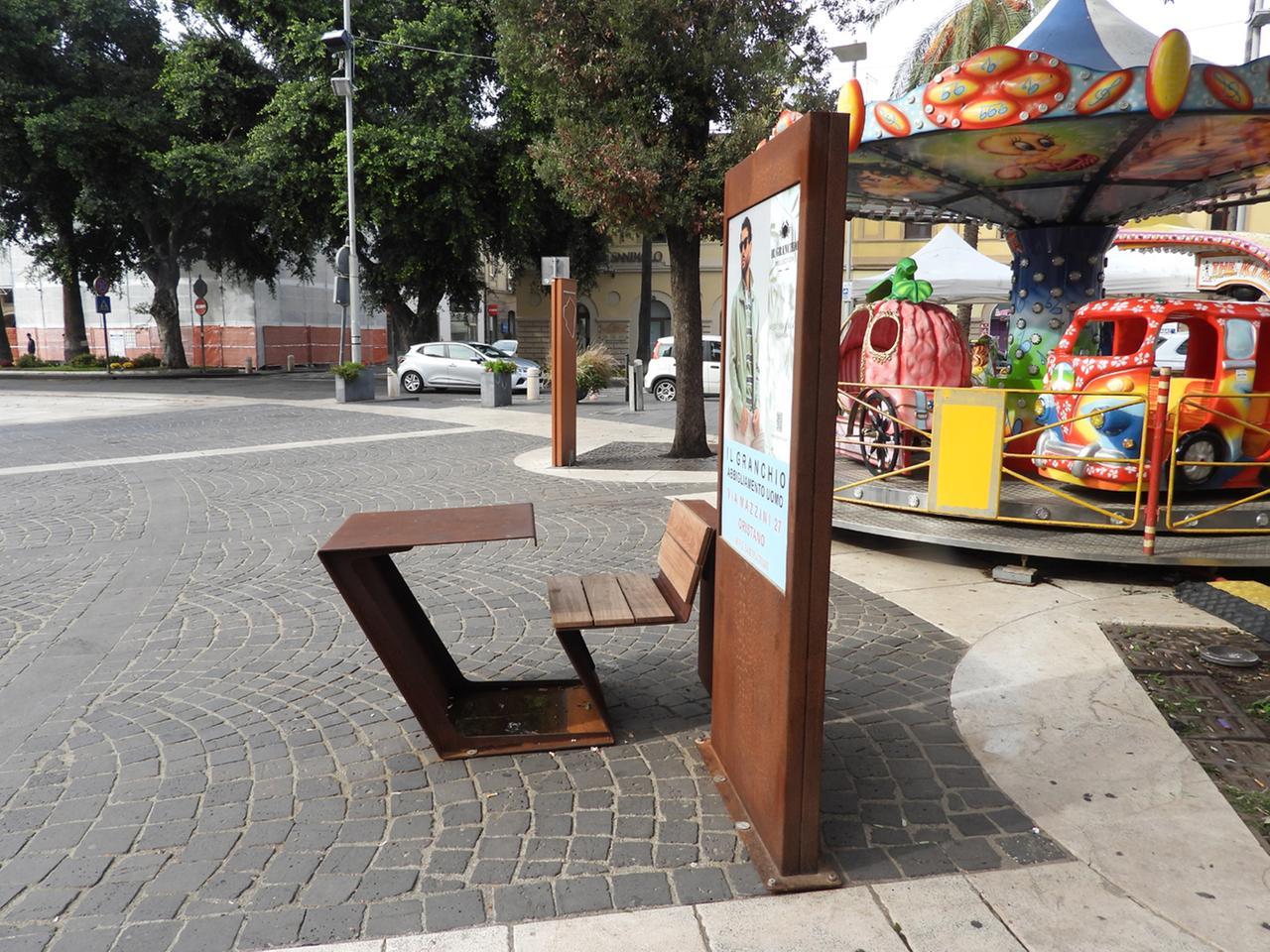 Il Comune difende le panchine marron e le riabilita con la cultura