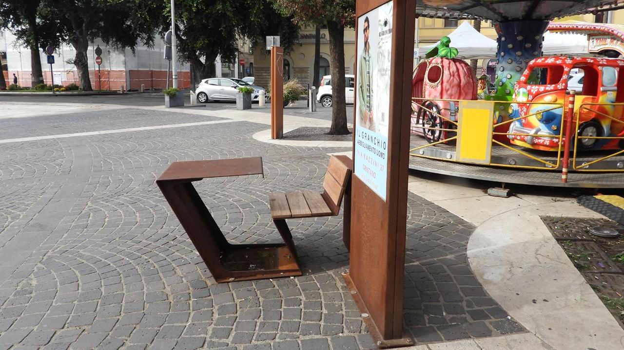 Il Comune difende le panchine marron e le riabilita con la cultura