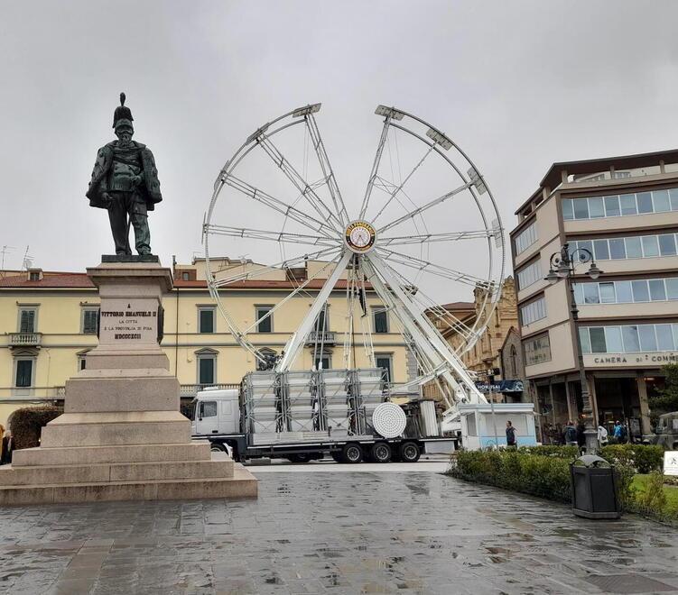 Feste di Natale a Pisa, torna in piazza Vittorio la ruota panoramica