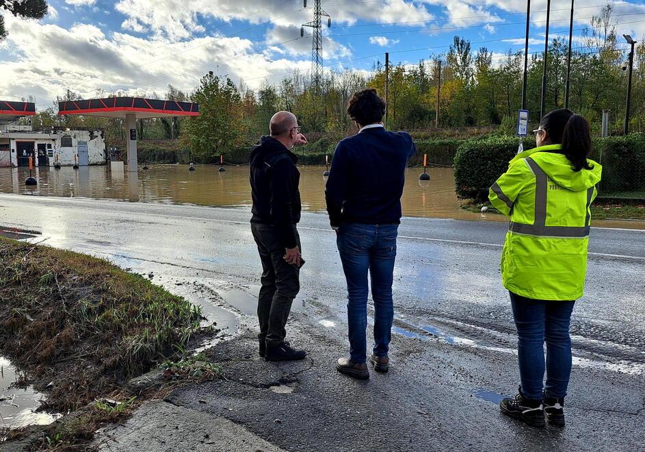 Maltempo, frane e allagamenti in Versilia: casa a rischio, quattro evacuati