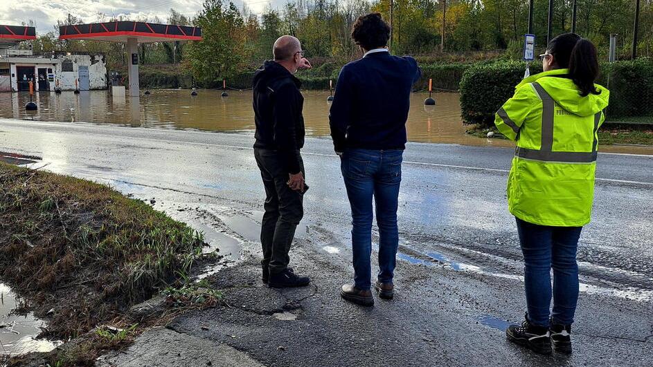 Maltempo, frane e allagamenti in Versilia: casa a rischio, quattro evacuati