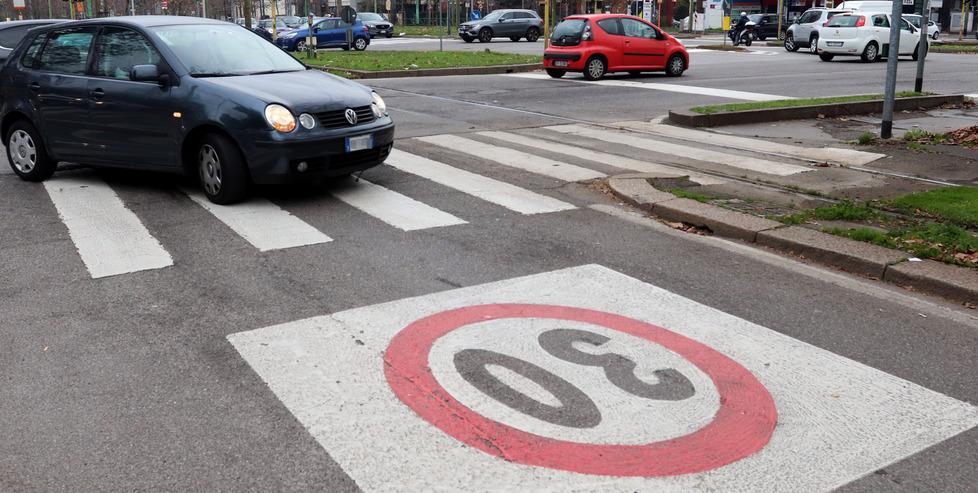 Pisa, zona 30 sui lungarni centrali: esperimento tra spinte e ostacoli