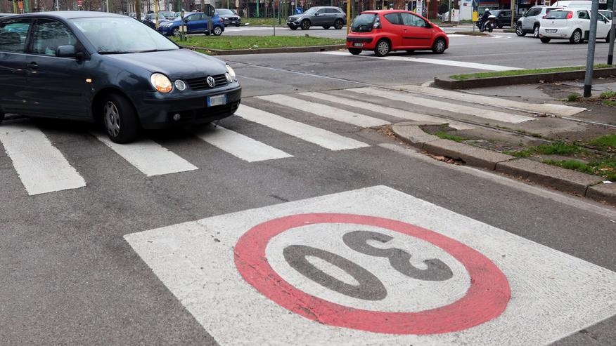 Pisa, zona 30 sui lungarni centrali: esperimento tra spinte e ostacoli