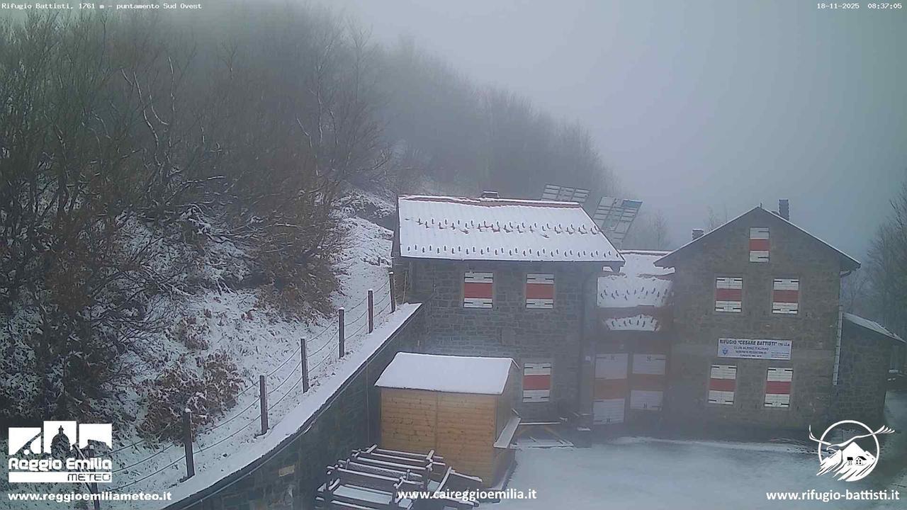 Prima neve sull’Appennino: il Rifugio Battisti si sveglia imbiancato