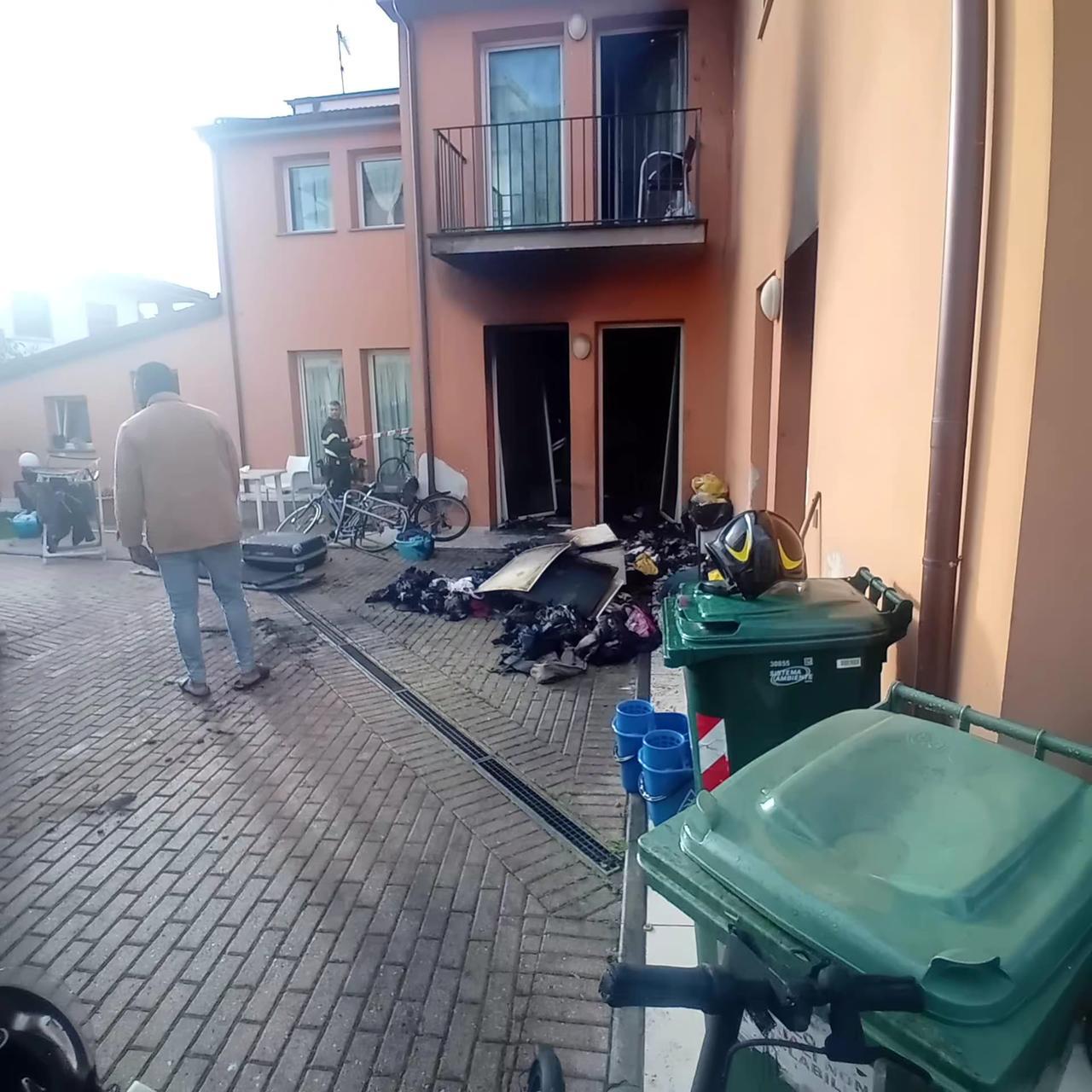 
	L'immobile andato a fuoco e dichiarato inagibile (foto Pietro Barghigiani)


