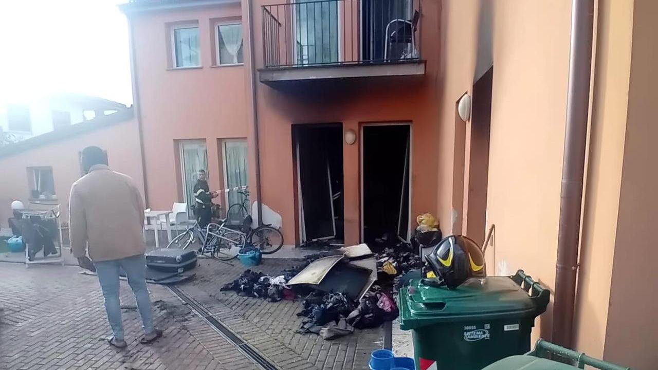 L'immobile andato a fuoco e dichiarato inagibile (foto Pietro Barghigiani)