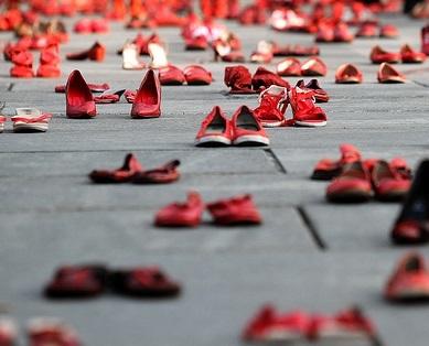 Lucca, violenza di gruppo su una 17enne fuori dal locale: tre condannati