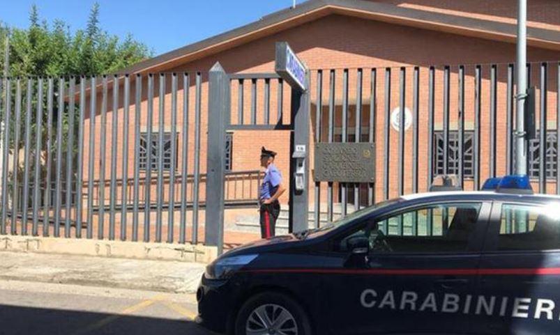 Momenti di tensione in municipio: uomo minaccia il sindaco con un coltello. Arrestato