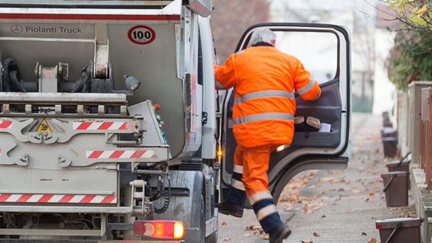 Un mezzo per la raccolta dei rifiuti (foto d'archivio)