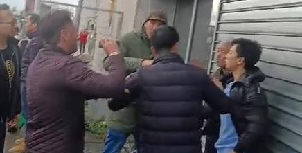 
	Alcuni poliziotti della Digos che, dopo aver subito l&rsquo;aggressione, fermano alcuni dei cinesi coinvolti nell&rsquo;assalto

