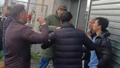 Alcuni poliziotti della Digos che, dopo aver subito l’aggressione, fermano alcuni dei cinesi coinvolti nell’assalto