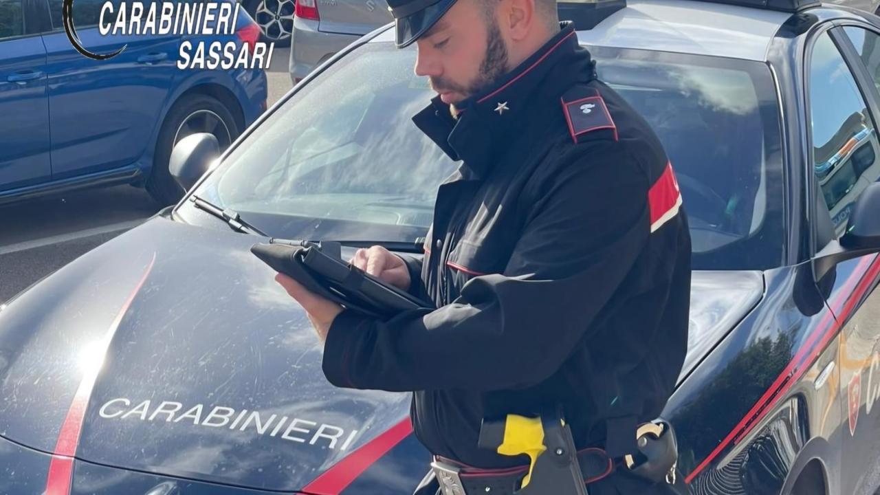 Porto Torres, tenta di rapinare il coinquilino e lo ferisce: arrestato