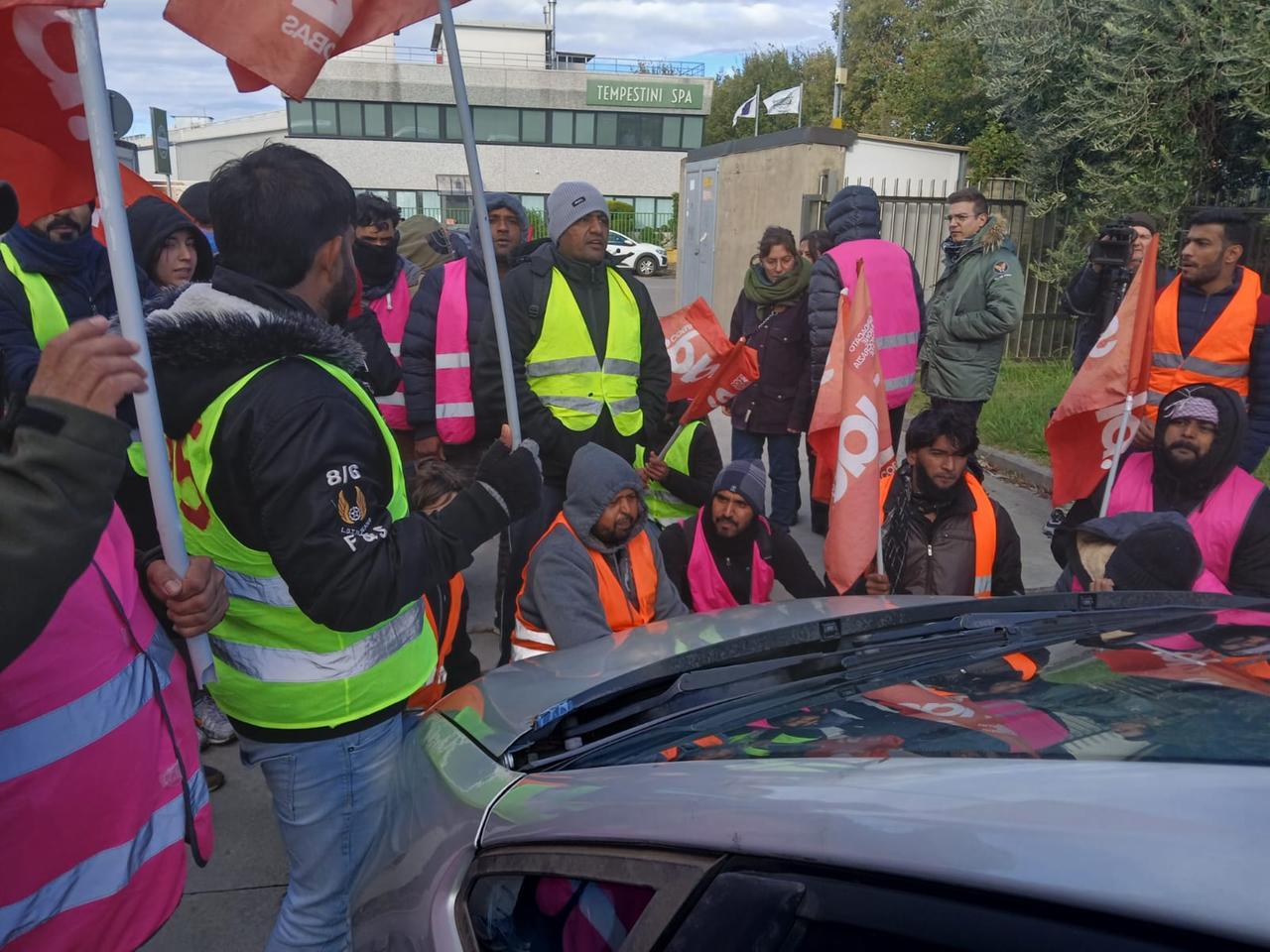 
	I manifestanti bloccano l'auto di un imprenditore cinese

