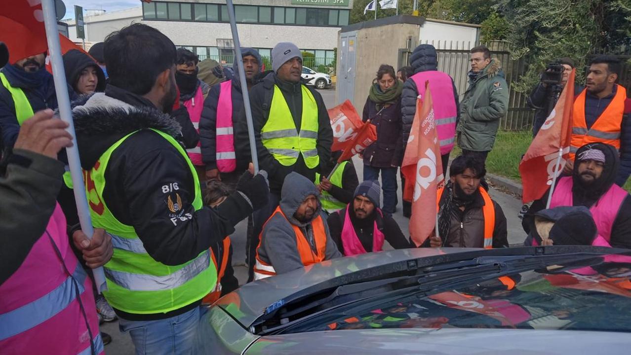 I manifestanti bloccano l'auto di un imprenditore cinese