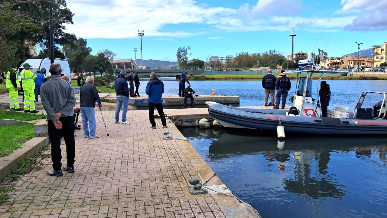 Olbia, inizia lo sgombero: via le barchette tra il ponte di ferro e Mogadiscio