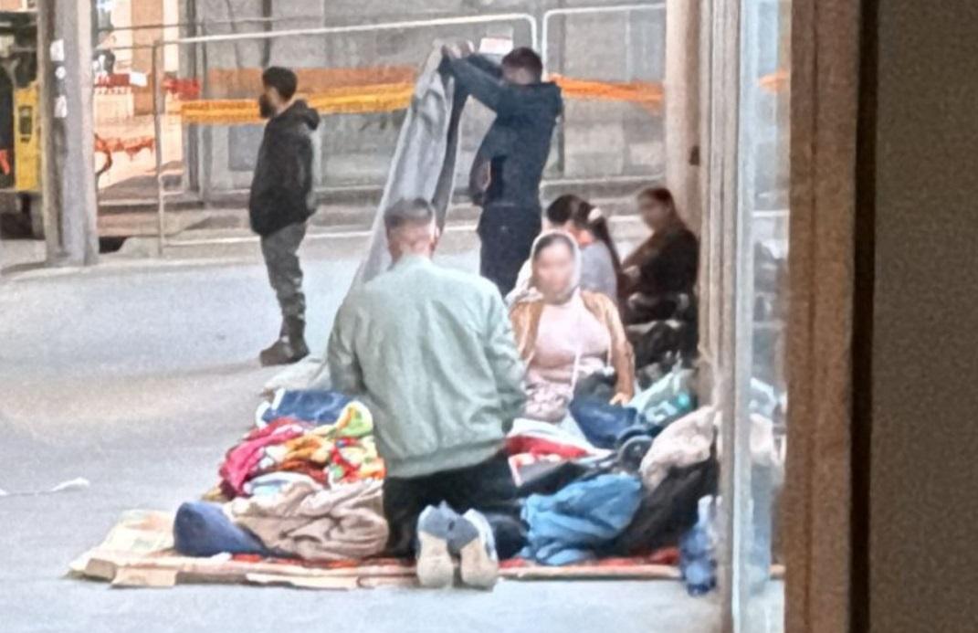 Senzatetto cacciati da piazza Gobetti. Il sindaco: «Ferrara non è un paese per nomadi»