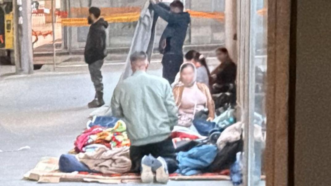 Senzatetto cacciati da piazza Gobetti. Il sindaco: «Ferrara non è un paese per nomadi»