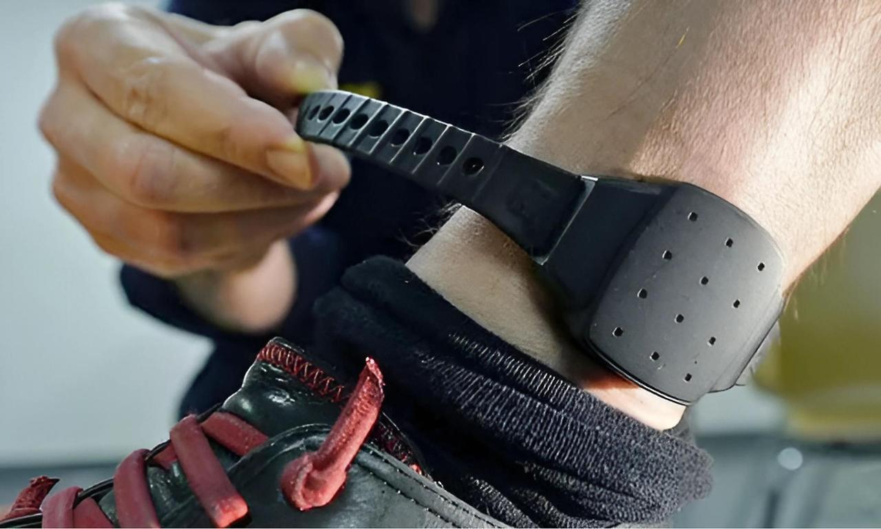 Disattiva il braccialetto elettronico e fugge con l’ex moglie che lo aveva denunciato per maltrattamenti