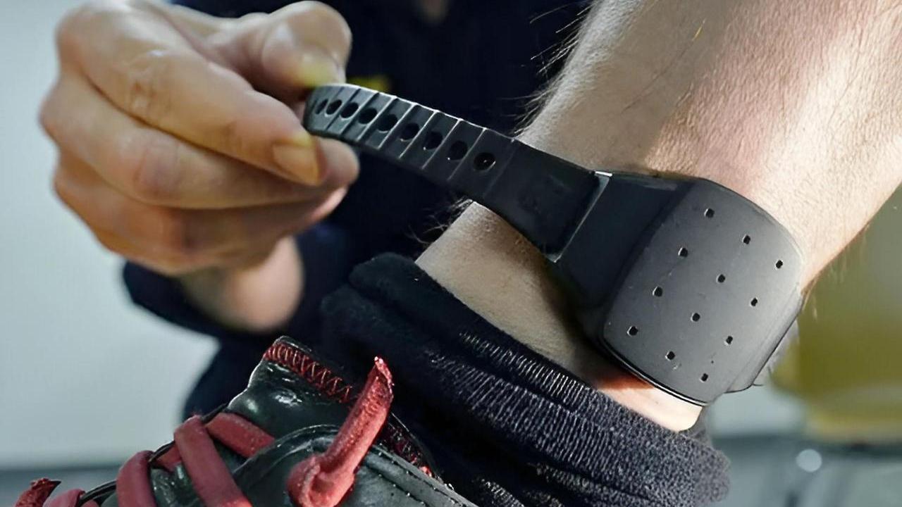 Disattiva il braccialetto elettronico e fugge con l’ex moglie che lo aveva denunciato per maltrattamenti