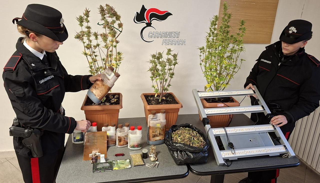 Minori in sala scommesse e una persona sorpresa con la balestra, blitz dei carabinieri a Comacchio