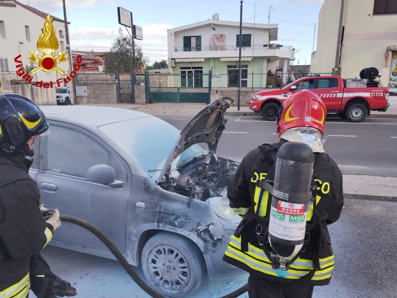 Auto in fiamme in pieno centro