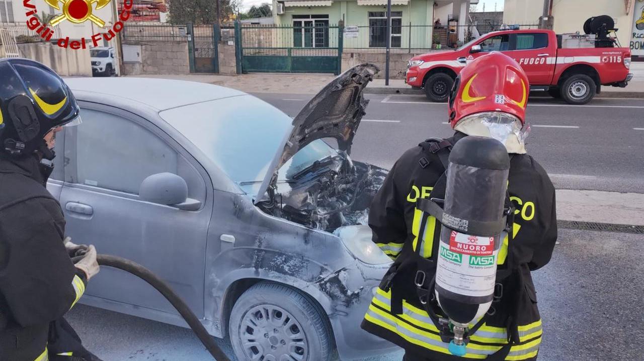 Auto in fiamme in pieno centro