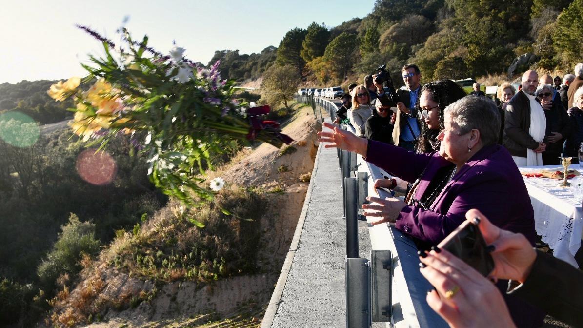 A Monte Pino il ricordo dei tre morti nell’alluvione. Piu: «La strada riaprirà nel 2026»