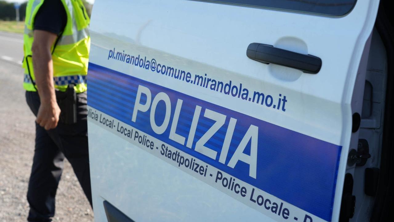 La polizia locale è intervenuta per fermare l'aggressore