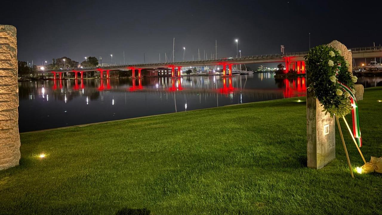 Olbia, la sopraelevata nord si illumina di rosso per ricordare le vittime dell’alluvione