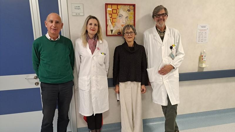 Un momento della donazione del quadro a Oncologia medica