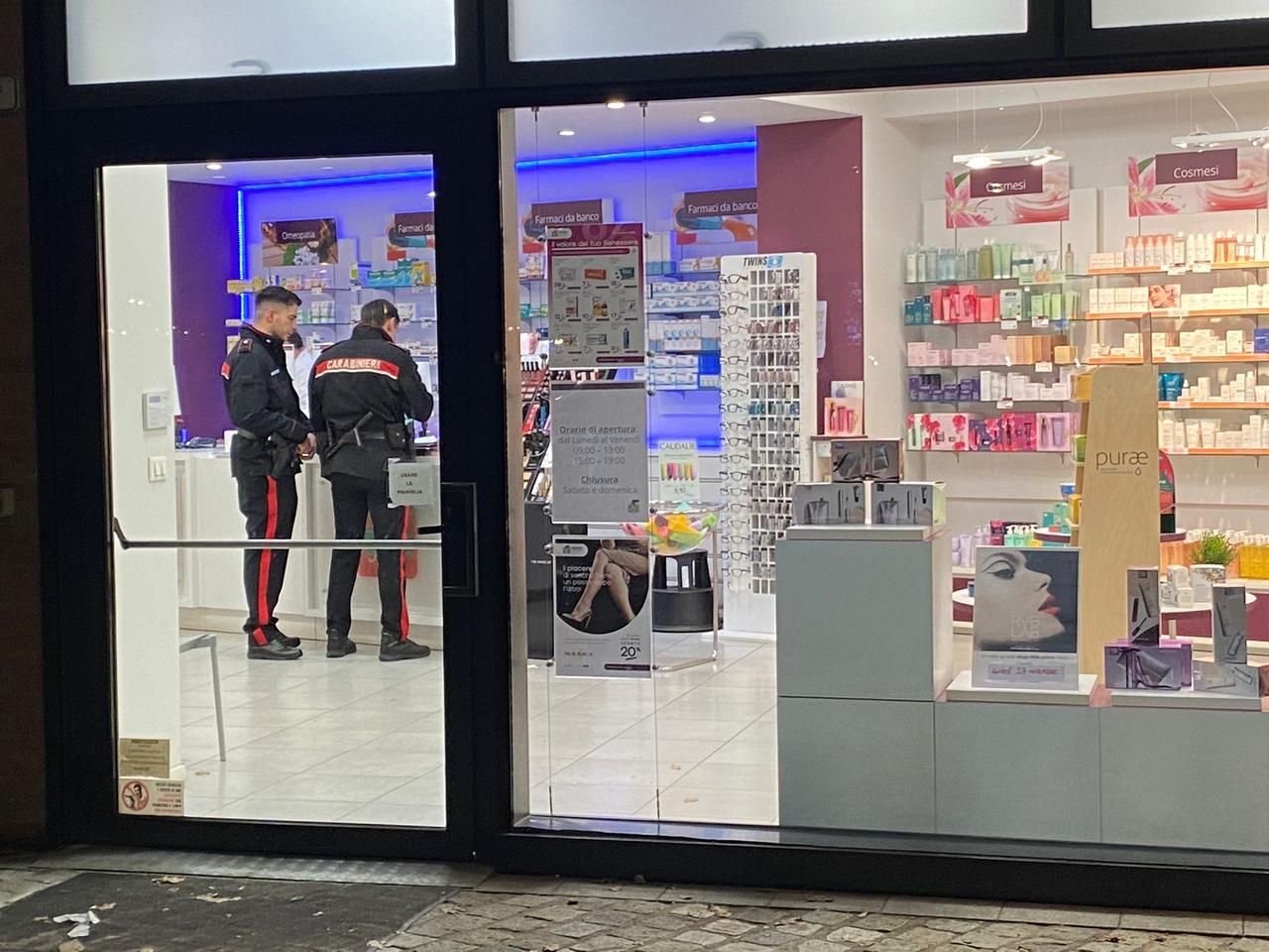 Bandito solitario rapina la Farmacia Comunale di via Gramsci