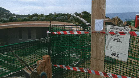 Lavori di ristrutturazione nella villa con piscina non autorizzati: scatta il sequestro