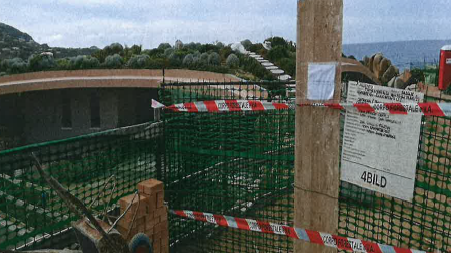 Lavori di ristrutturazione nella villa con piscina non autorizzati: scatta il sequestro