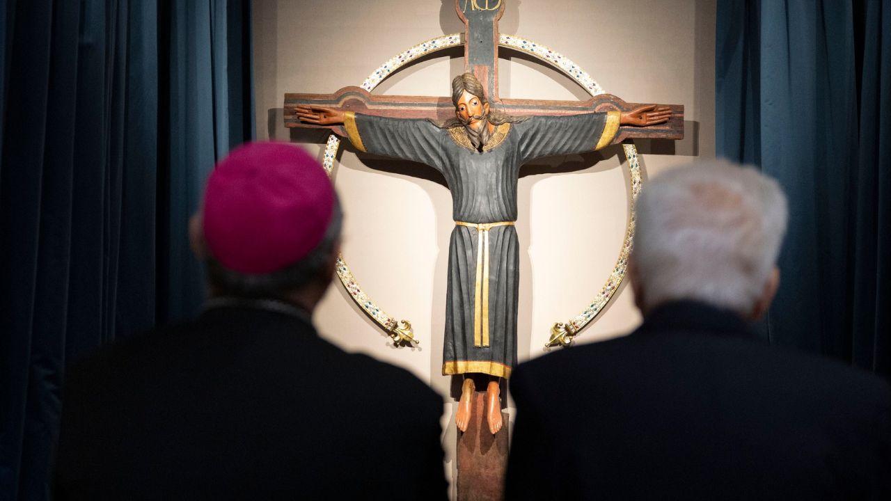 Il presidente Mattarella di fronte al Volto Santo