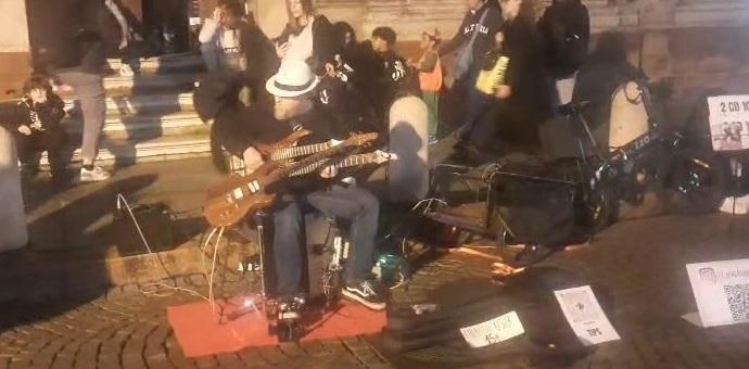 Giovanardi contro gli artisti di strada: «Musica assordante in centro storico»<br type="_moz" />
