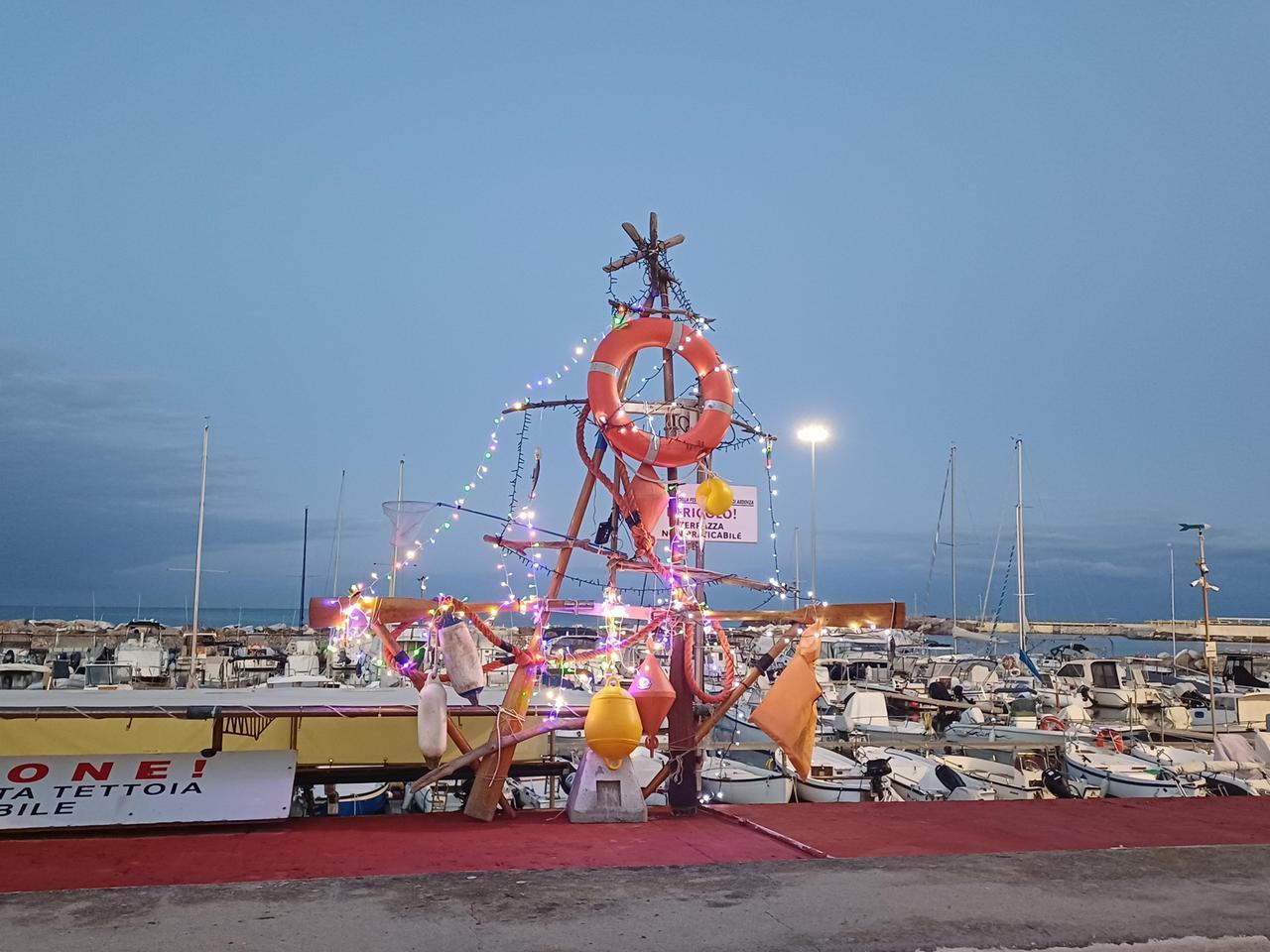 Livorno-Natale, l’albero che sa di mare del moletto di Ardenza