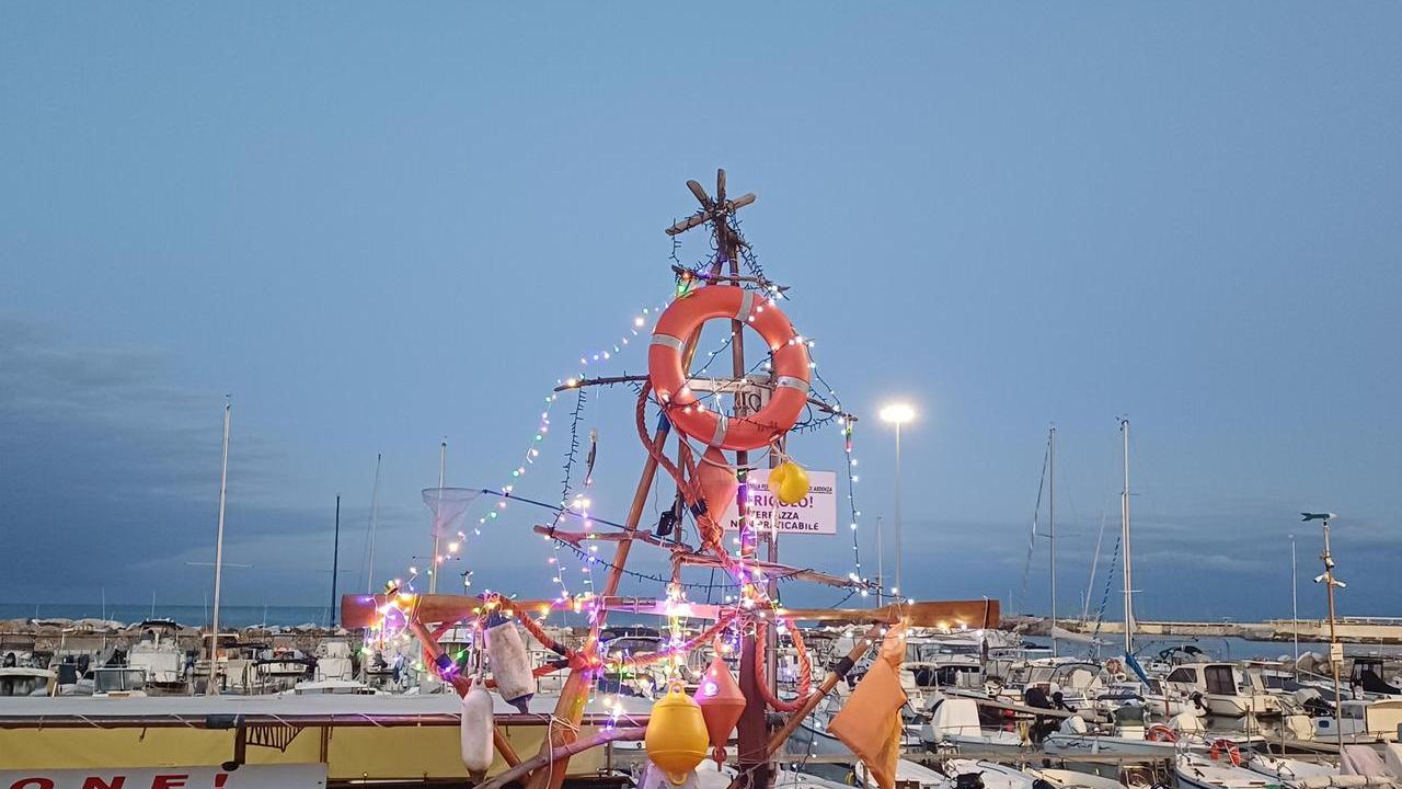 Livorno-Natale, l’albero che sa di mare del moletto di Ardenza