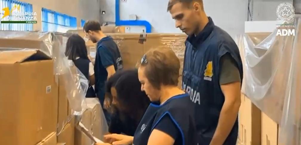 Firenze, fingono di importare dalla Cina per rivendere all’estero: scoperta frode da 90 milioni